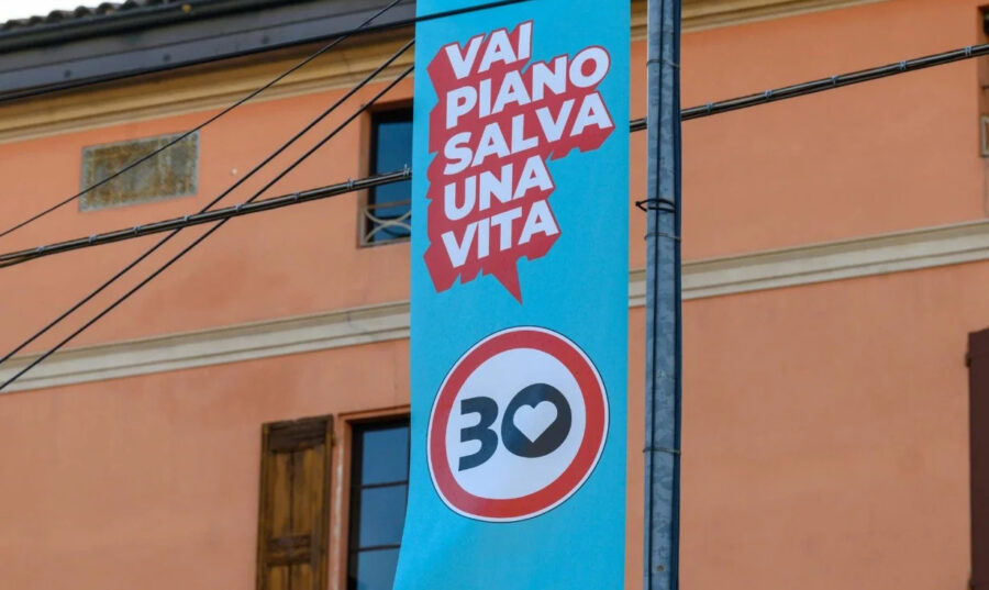 11polemica su Bologna Città 30 manifesto