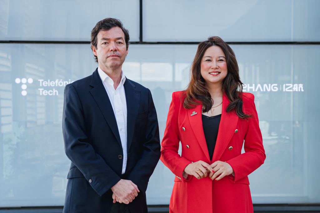 Alfredo Serret, Head dell’IoT di Telefónica Tech, e Victoria Jing Xiang, COO di EHang in Europa e America Latina 
